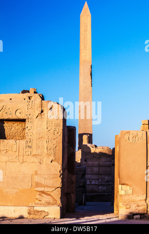 L'obélisque à l'Ancien Temple égyptien de Karnak. Banque D'Images