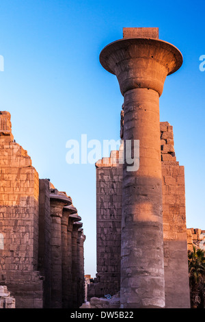 Un papyrus colonne avec un capital de Bell à l'Ancien Temple égyptien de Karnak. Banque D'Images