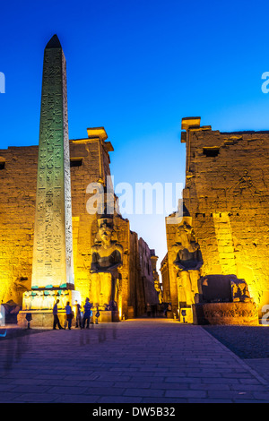 L'obélisque et des statues de Ramsès II à l'entrée du temple de Louxor. Banque D'Images