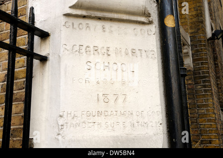 Londres, Angleterre, Royaume-Uni. Ancien St George l'école paroissiale Martyr pour les garçons (1877), Old Gloucester Street, Holborn, inscription Banque D'Images