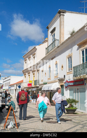 Couple en train de marcher à travers la vieille ville d'Albufeira, Algarve, Portugal, Europe Banque D'Images