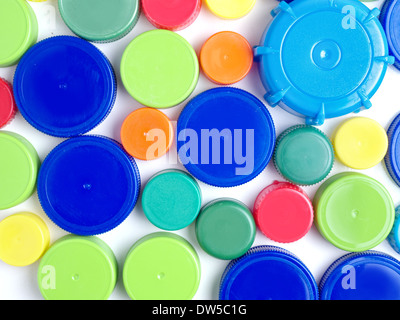 Assortiment de bouchons en plastique tops et en différentes couleurs en plongée des Banque D'Images