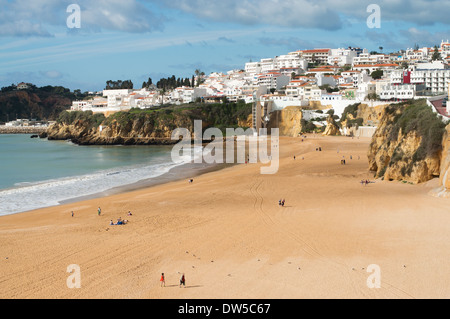 La plage de sable blanc et peint la ville à Albufeira, Algarve, Portugal, Europe Banque D'Images