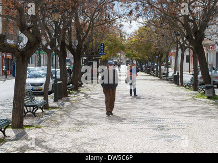 Les gens qui marchent le long d'une avenue d'arbres d'Olhão, Algarve, Portugal, Europe Banque D'Images