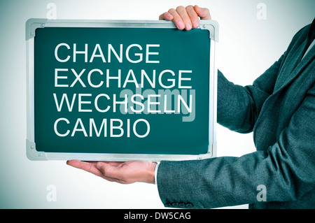 Homme portant un costume la tenue d'un tableau avec les mots changent, l'échange, wechseln, cambio écrit en c Banque D'Images