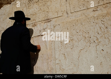 L'homme juif ultra-orthodoxe priant devant les vestiges de l'arche de Robinson au-dessus de l'époque hérodienne street dans la vieille ville de Jérusalem-Est Israël Banque D'Images