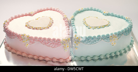 Pour Des Jumeaux Des Gateaux D Anniversaire Pour Un Garcon Et Une Fille La Forme De Cœurs Photo Stock Alamy