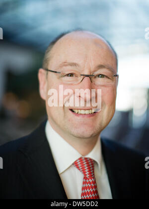 Düsseldorf, Allemagne. 28 Février, 2014. Chef de la société immobilière Deutsche Annington Rolf Buch avant le début de la conférence de presse annuelle de l'hôtel Maritime à Duesseldorf, Allemagne, 28 février 2014. Photo : ROLF VENNENBERND/dpa/Alamy Live News Banque D'Images