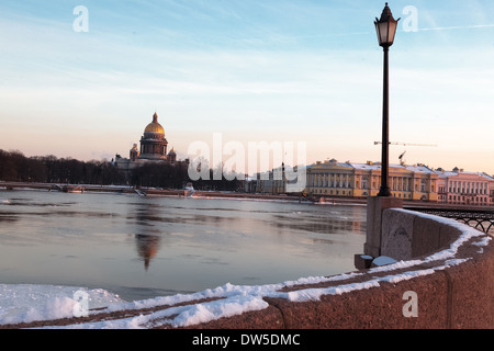 La Cathédrale Saint-isaac - vue sur la rivière Neva à partir de l'île Vassilievski. L'hiver russe. Le crépuscule. Banque D'Images