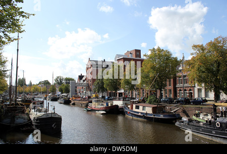 Les entrepôts et les navires à voile le long des canaux à Noorderhaven (nord du port) de Groningen, Pays-Bas Banque D'Images