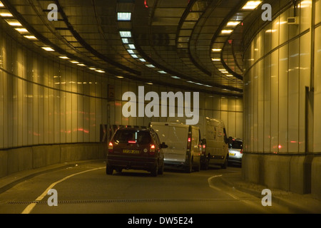 Attente de trafic dans le tunnel sous le volet Holborn Banque D'Images