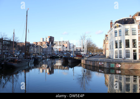 Les entrepôts et les navires à voile le long de canaux et à ensuite Noorderhaven (nord du port) de Groningen, Pays-Bas Banque D'Images