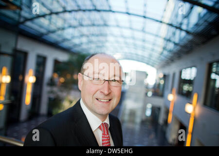 Düsseldorf, Allemagne. 28 Février, 2014. Chef de la société immobilière Deutsche Annington Rolf Buch avant le début de la conférence de presse annuelle de l'hôtel Maritime à Duesseldorf, Allemagne, 28 février 2014. Photo : ROLF VENNENBERND/dpa/Alamy Live News Banque D'Images