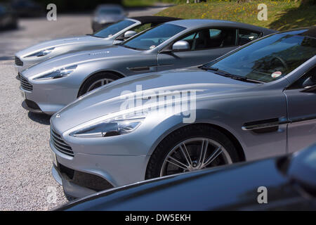 Aston Martin Vanquish, Aston Martin DB9 et DB9 volante dans un stationnement, Culbone, Royaume-Uni, Europe Banque D'Images