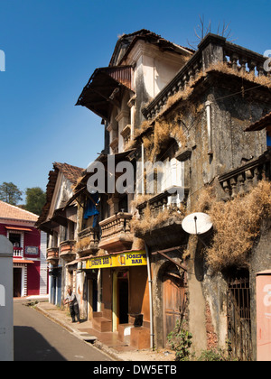 L'Inde, Goa, Panjim, Fontainhas, Joseph Bar, bâtiment délabré dans le vieux quartier Latin portugais Banque D'Images