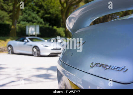 Aston Martin sur le parking en face de l'Aston Martin Vanquish, Culbone, Royaume-Uni, Europe Banque D'Images