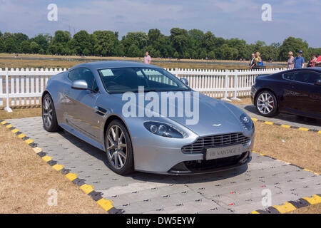 Aston Martin V8 Vantage S (2011), Aston Martin Timeline, 2013 Célébration du centenaire, 100 ans Aston Martin, Kensington Park, Londres, Royaume-Uni, Europe Banque D'Images