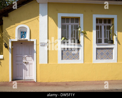 L'Inde, Goa, Panjim, Fontainhas, Rua Sao Tomé, peintes de couleurs vives maison dans Vieux Quartier Latin portugais Banque D'Images