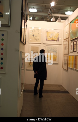 Affichage des visiteurs dans une galerie d'art Banque D'Images