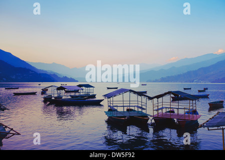 Super beau coucher de soleil sur le Lac Phewa, Pokhara, Népal Banque D'Images