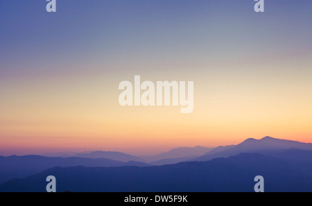 Beau panorama de montagnes de l'Himalaya au coucher du soleil, Pokhara, Népal Banque D'Images