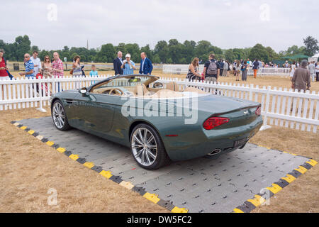 Aston Martin DB9 Zagato Spider Centennial (2013), Aston Martin Timeline, 2013 Célébration du centenaire, 100 ans Aston Martin, Kensington Park, Londres, Royaume-Uni, Europe Banque D'Images