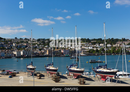 Marina Dartmouth Devon, Angleterre Royaume-uni bateaux et yachts sur la rivière avec ciel bleu pendant la canicule de l'été 2013 Banque D'Images