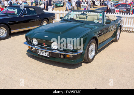 Aston Martin V8 Vantage Volante (1986-1989), l'Aston Martin Timeline, 2013 Célébration du centenaire, 100 ans Aston Martin, Kensington Park, Londres, Royaume-Uni, Europe Banque D'Images