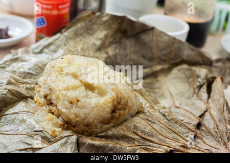 Le riz collant en feuille de bambou - un classique plat de dim sum de Hong Kong Banque D'Images