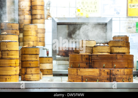 Empilées dim sum vapeur à un restaurant de Hong Kong Banque D'Images