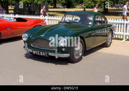 Aston Martin DB MKIII Berline (1957-1959), l'Aston Martin Timeline, 2013 Célébration du centenaire, 100 ans Aston Martin, Kensington Park, Londres, Royaume-Uni, Europe Banque D'Images