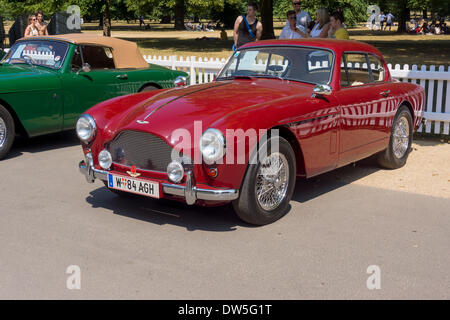 Aston Martin DB MKIII (1957-1959), l'Aston Martin Timeline, 2013 Célébration du centenaire, 100 ans Aston Martin, Kensington Park, Londres, Royaume-Uni, Europe Banque D'Images