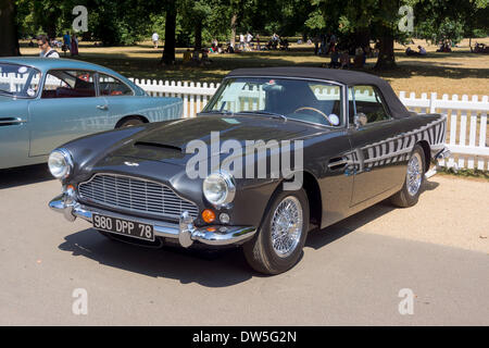 Aston Martin DB4 Série 5 Cabriolet (1962-1963), l'Aston Martin Timeline, 2013 Célébration du centenaire, 100 ans Aston Martin, Kensington Park, Londres, Royaume-Uni, Europe Banque D'Images