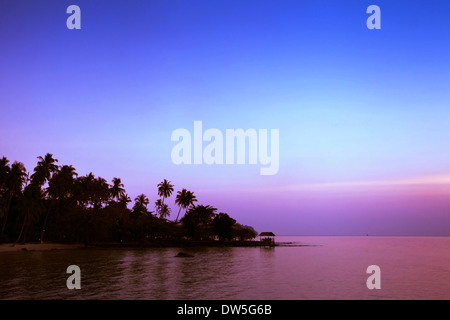 Violet magnifique coucher du soleil sur la plage, Koh Kood, Thaïlande Banque D'Images