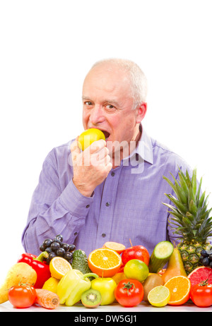 Gros plan du man eating a green apple against white background Banque D'Images