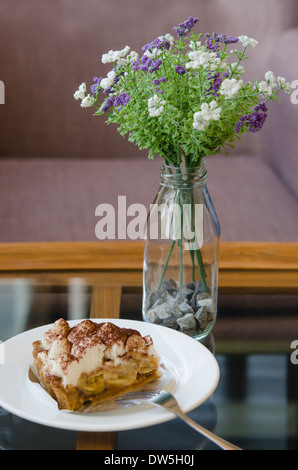 Banoffee pie sur le plat blanc avec fourche argent Banque D'Images