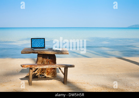 Bureau sur la plage, l'ordinateur et le tableau Banque D'Images