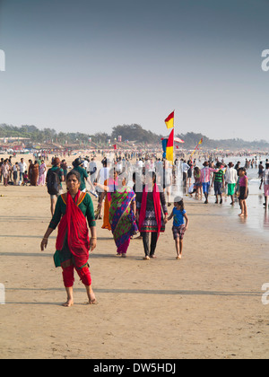 L'Inde, Goa, Baga, touristes indiens sur la plage Banque D'Images