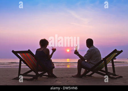 Couple sur la plage Banque D'Images