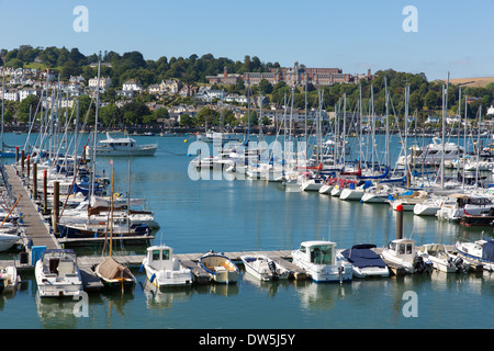 Marina Dartmouth Devon, Angleterre Royaume-uni bateaux et yachts sur la rivière avec ciel bleu pendant la canicule de l'été 2013 Banque D'Images