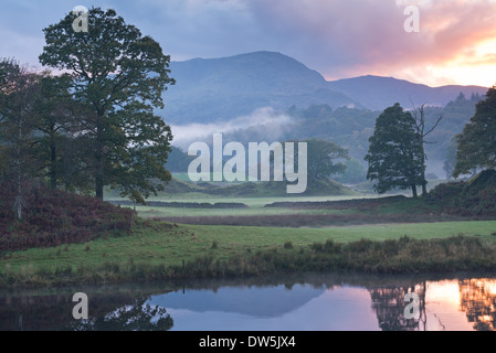 Coucher du soleil dans l'atmosphère à partir de la rivière Brathay près de Lake Road, Lake District, Cumbria, Angleterre. L'automne (octobre) 2013. Banque D'Images