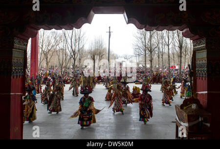 (140228) -- XIGAZÊ, 28 févr. 2014 (Xinhua) -- des moines bouddhistes tibétains effectuer au cours d'une danse rituelle Cham au monastère de Tashilhunpo, Xigazê dans le sud-ouest de la Chine, région autonome du Tibet, le 28 février 2014. La danse Cham est un rituel effectué par les moines bouddhistes tibétains pour exorciser les mauvais esprits. Les danseurs portent des masques d'animaux divers et des personnages mythiques qu'ils effectuent à l'accompagnement de musique religieuse. Au Monastère de Tashilhunpo, une base principale de l'école Geluk dans le Bouddhisme Tibétain, la danse Cham est généralement réalisée deux jours avant le Losar, le Nouvel An tibétain, qui tombe Banque D'Images