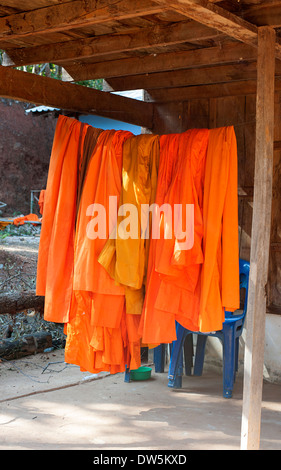 Robes de moines bouddhistes en train de sécher dehors au temple de Huay Pakoot village, Thaïlande. Banque D'Images