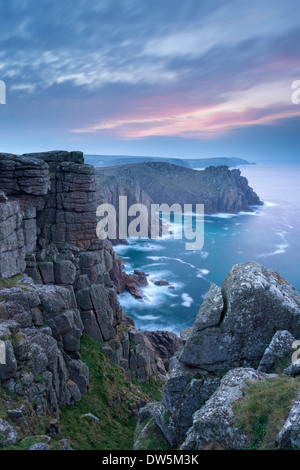 D'imposantes falaises à Land's End en Cornouailles à l'aube, en Angleterre. Banque D'Images