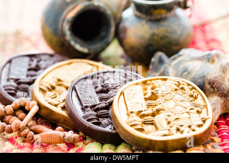 Les glyphes mayas gourmande de chocolat noir recouvert d'or de poussière. Banque D'Images