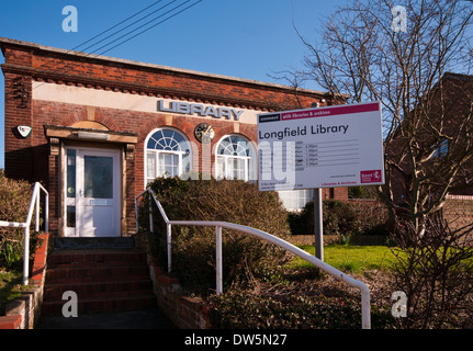 Extérieur de Longfield Kent Bibliothèque Village UK avec temps d'ouverture Sign Banque D'Images