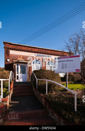 Extérieur de Longfield Kent Bibliothèque Village UK avec temps d'ouverture Sign Banque D'Images