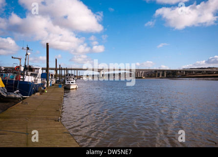 D'autoroute et Tgv ponts sur la rivière Medway près de Rochester Kent England Banque D'Images