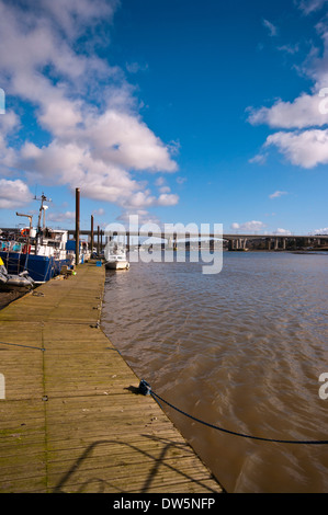 D'autoroute et Tgv ponts sur la rivière Medway près de Rochester Kent England Banque D'Images