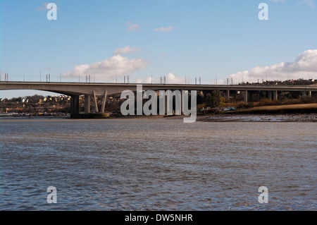 D'autoroute et Tgv ponts sur la rivière Medway près de Rochester Kent England Banque D'Images